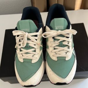 Figs new balance shoes for women, size 8 1/2 ( Classics)